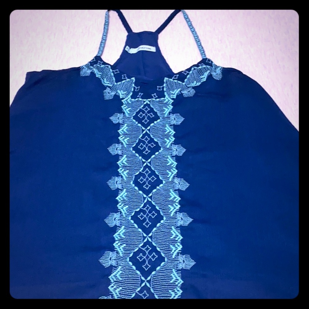 💙Sleeveless Embroidered flowy top